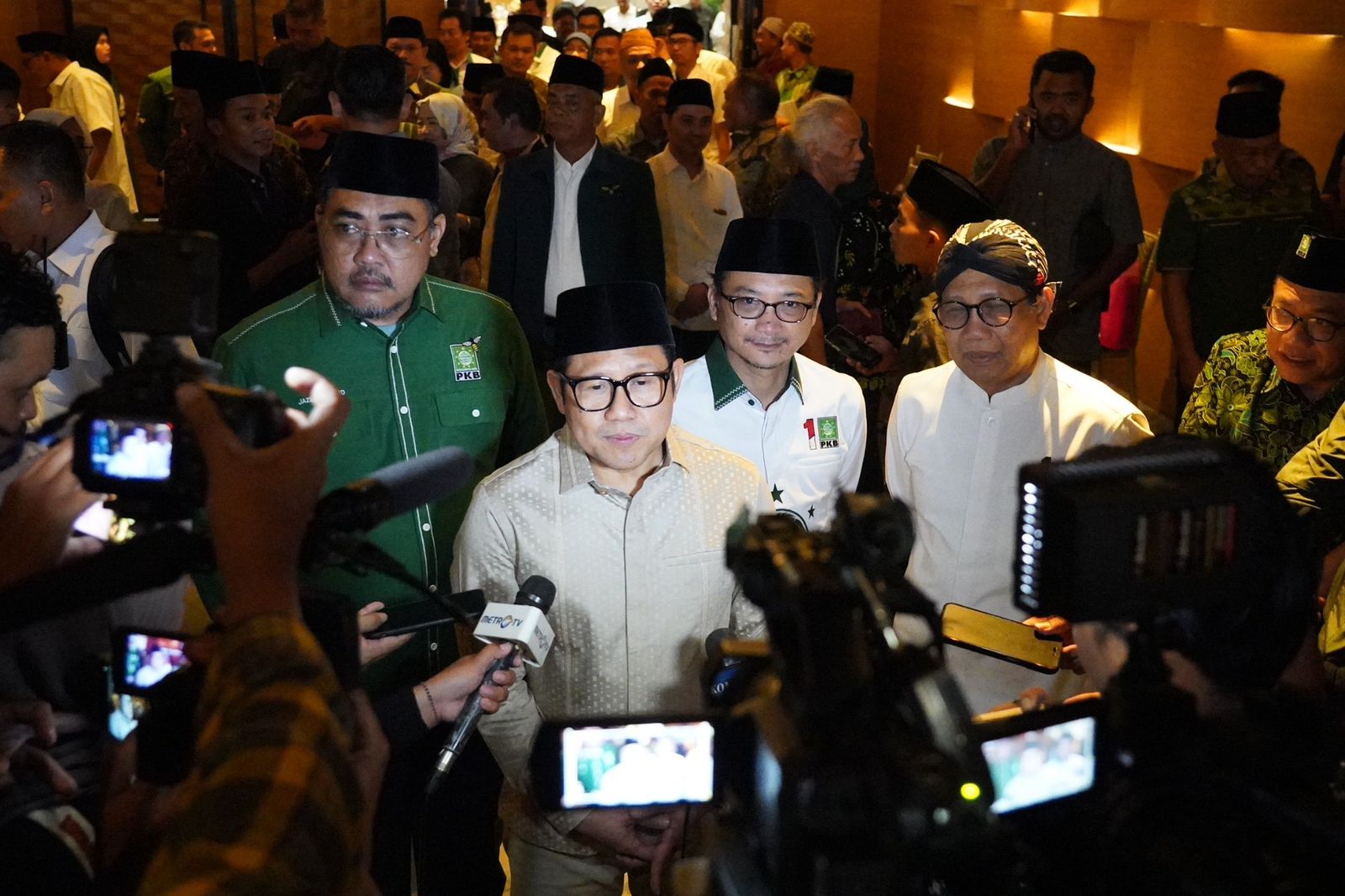 Politik itu riang gembira, penuh semangat dan sukacita, bukan mendiskreditkan satu sama lain